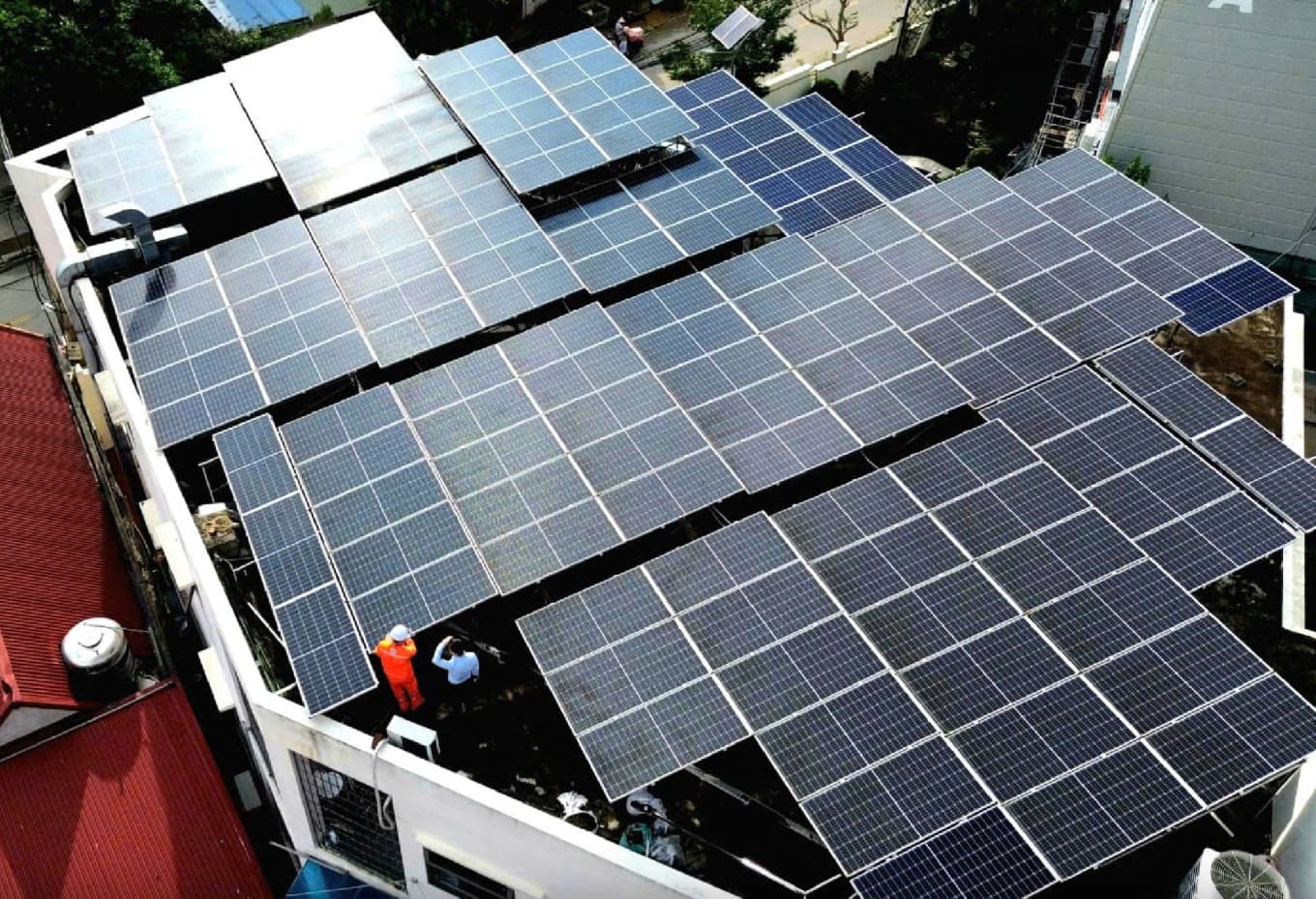 Mái nhà lắp đặt điện mặt trời